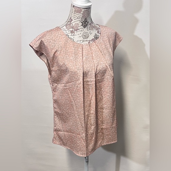 🛍️VIOLET & CLAIRE Soft‎ peach with gray dot pattern top size M. - Picture 8 of 13